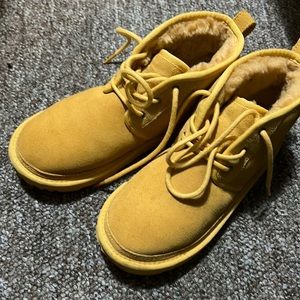 Only worn once. Beautiful color uggs.